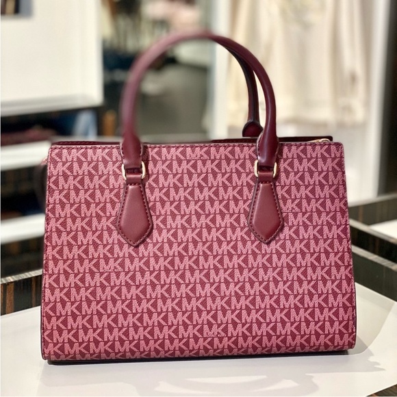 Michael Kors Sheila
Medium Signature Logo
Metallic Satchel
Crossbody - Picture 7 of 12